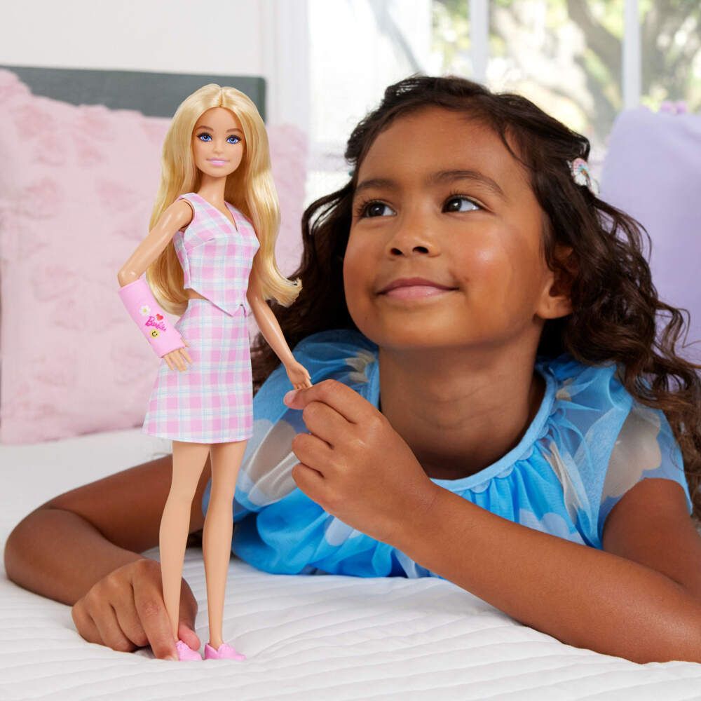 Barbie Fashionistas-Puppe Nr. 243 mit Armgips